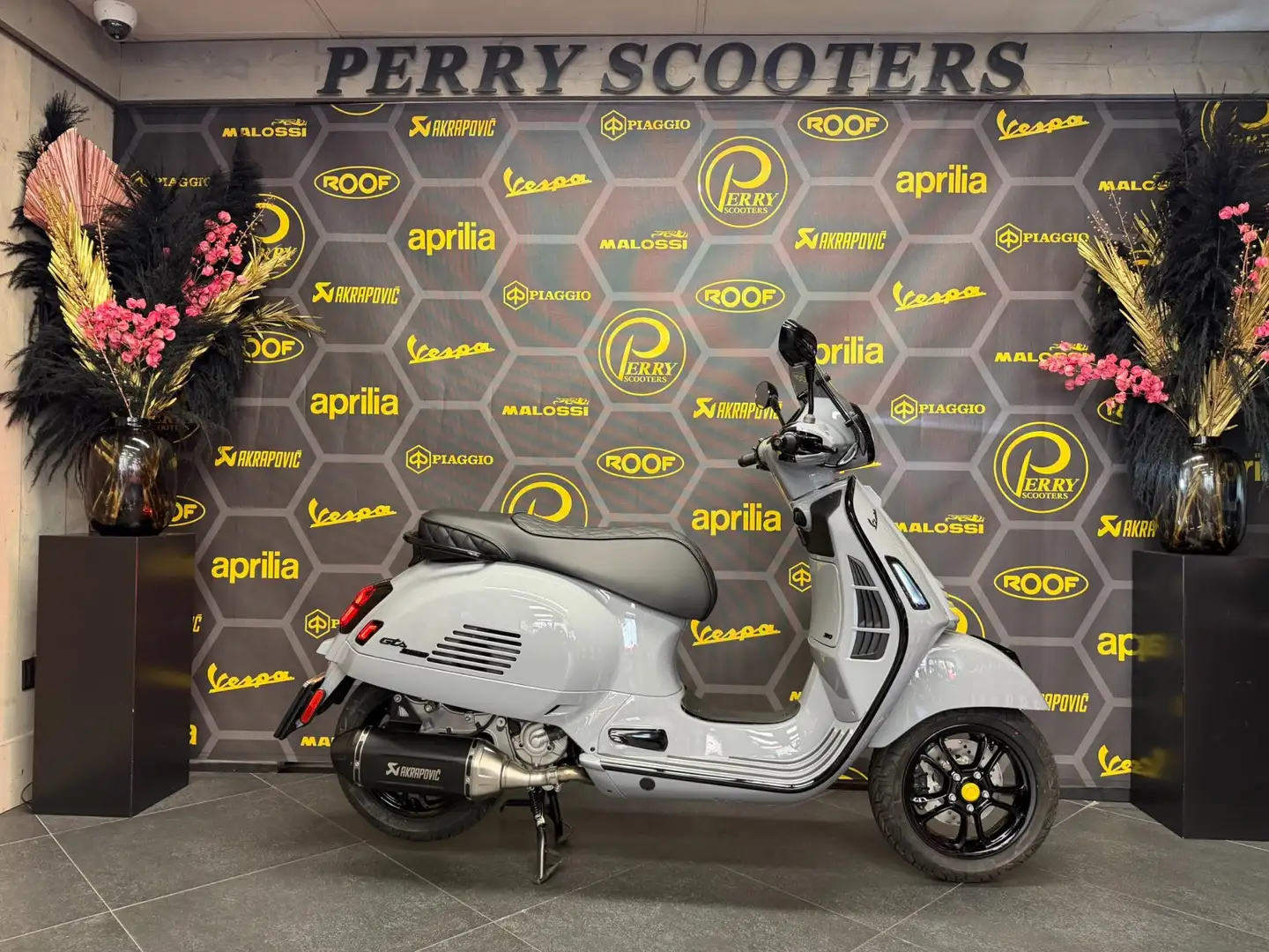 Vespa GTS Super Sport 310 Scooter SuperSport HPE Euro5+ Specialpaint Nardo G Grijs - 2