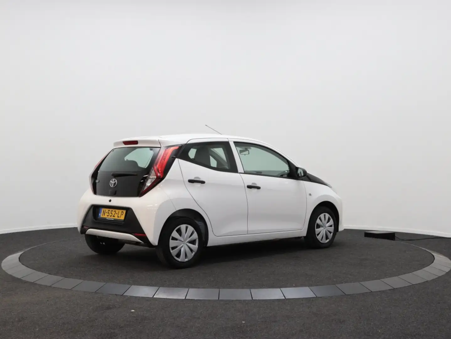 Toyota Aygo 1.0 VVT-i x-fun | Airco | Radio mp3 | El. Ramen | Blanc - 2