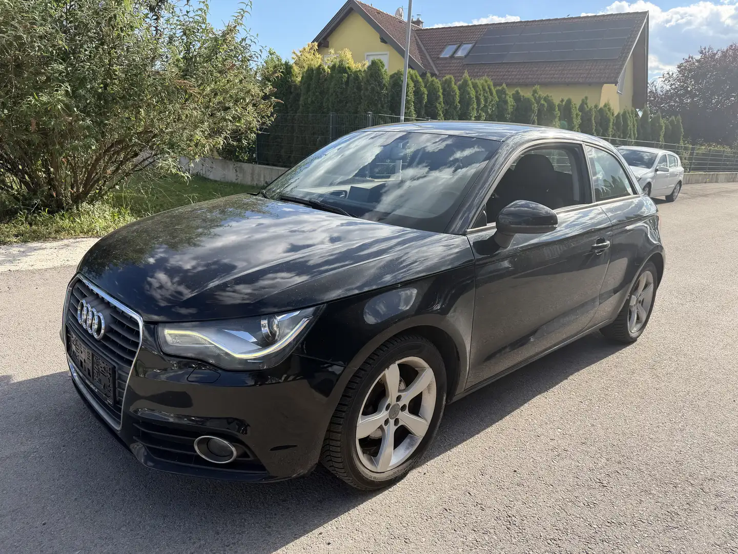 Audi A1 1,2 TFSI Attraction Schwarz - 1