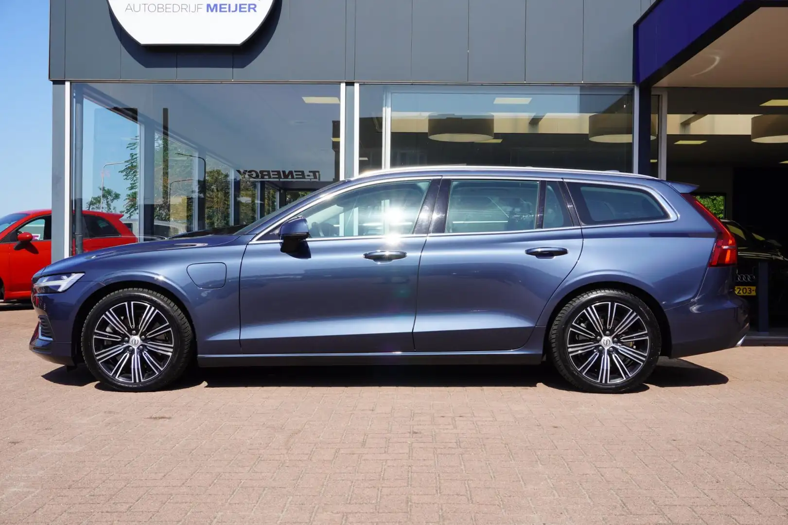 Volvo V60 2.0 T6 Recharge AWD R-Design | Automaat | Panorama Blau - 2