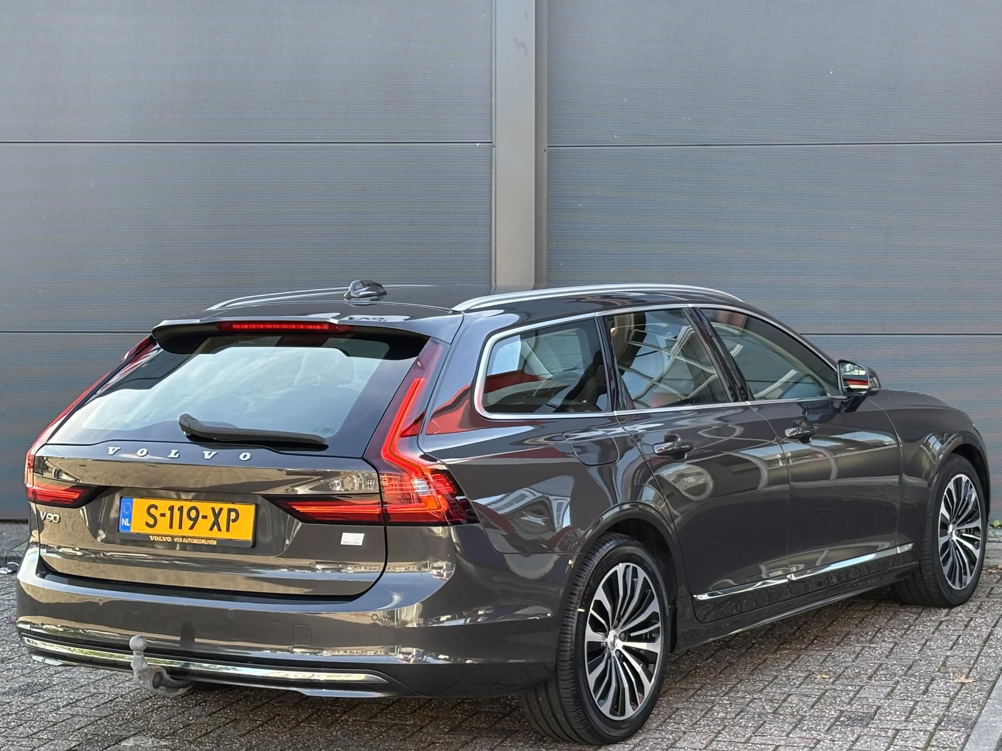 Volvo V90 2.0 T6 Plug-in hybrid AWD Essential Bright — photo 3