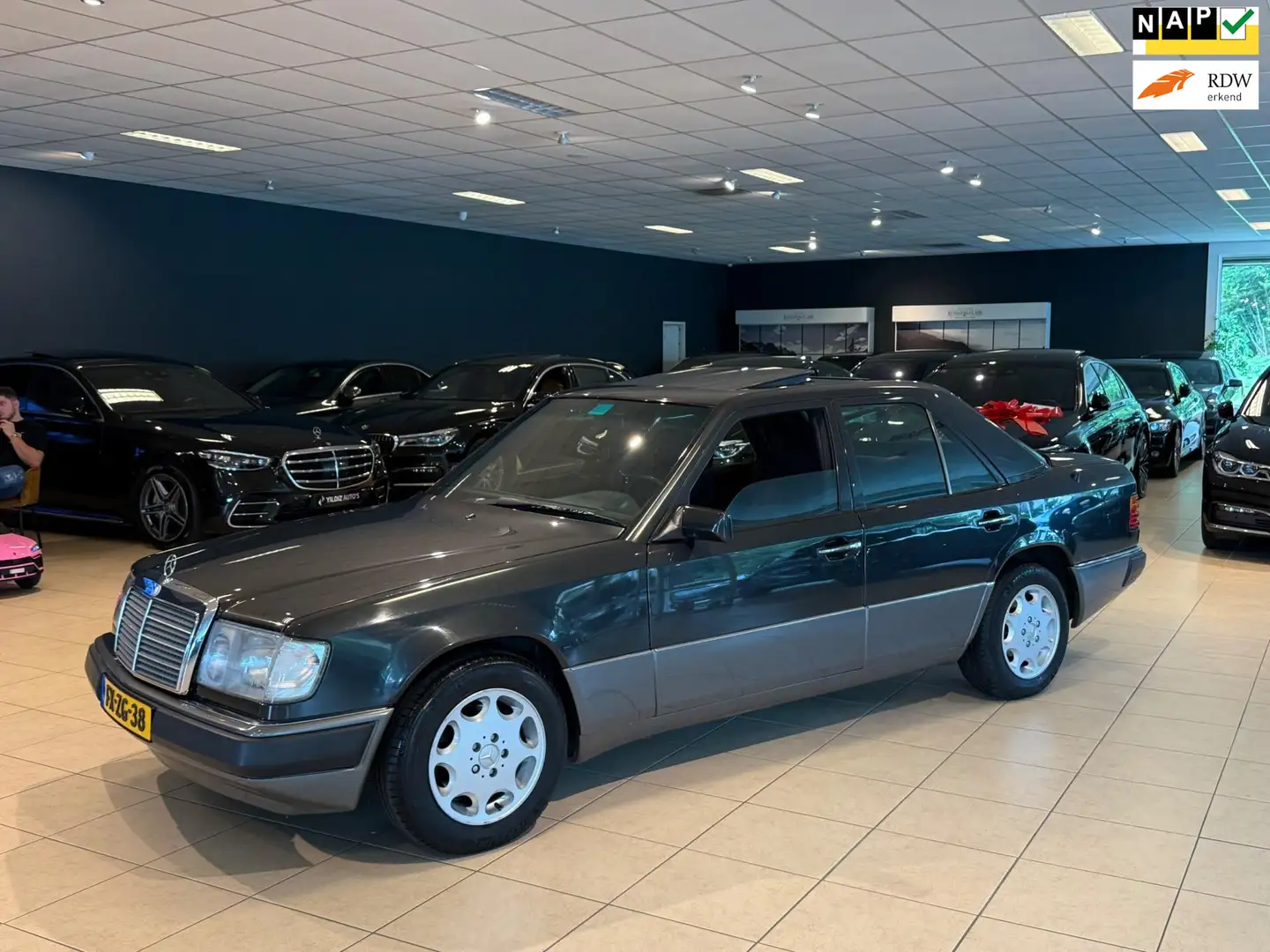 Mercedes-Benz 200 W124 200D|Orig. NL|80.000KM NAP|Schuifdak|Uniek Zwart - 1