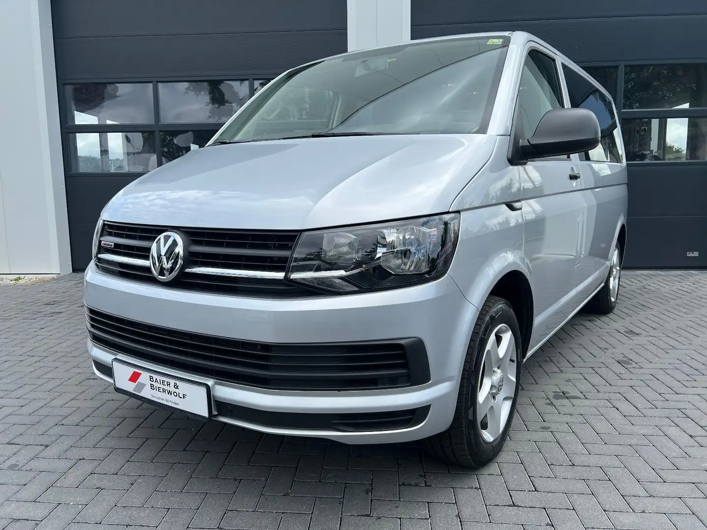 Volkswagen T6 Multivan 4Motion 150PS Allrad AHK NAVI SH SH Silber - 2