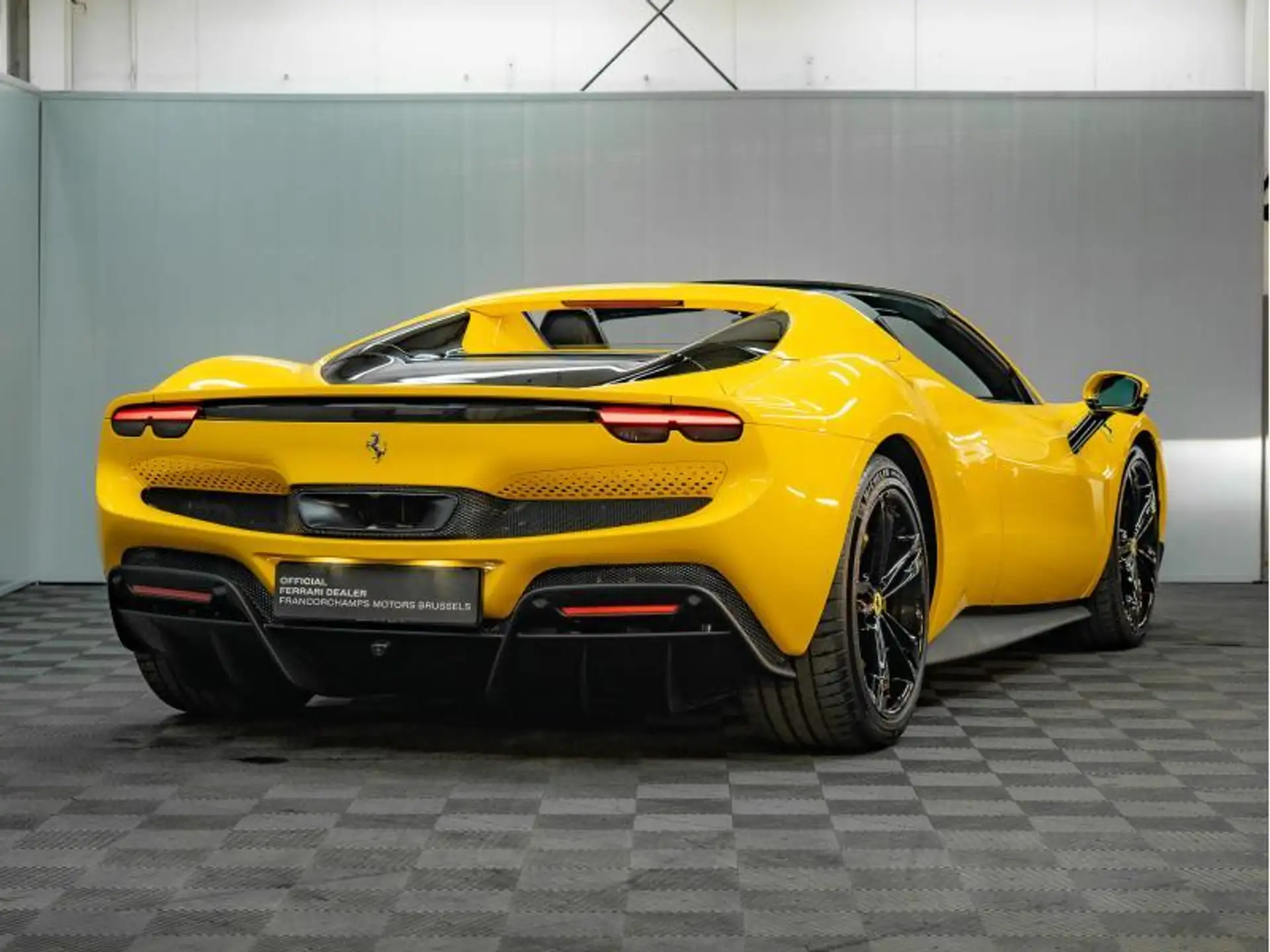 페라리 296 GTS 2025 노랑 사진 3