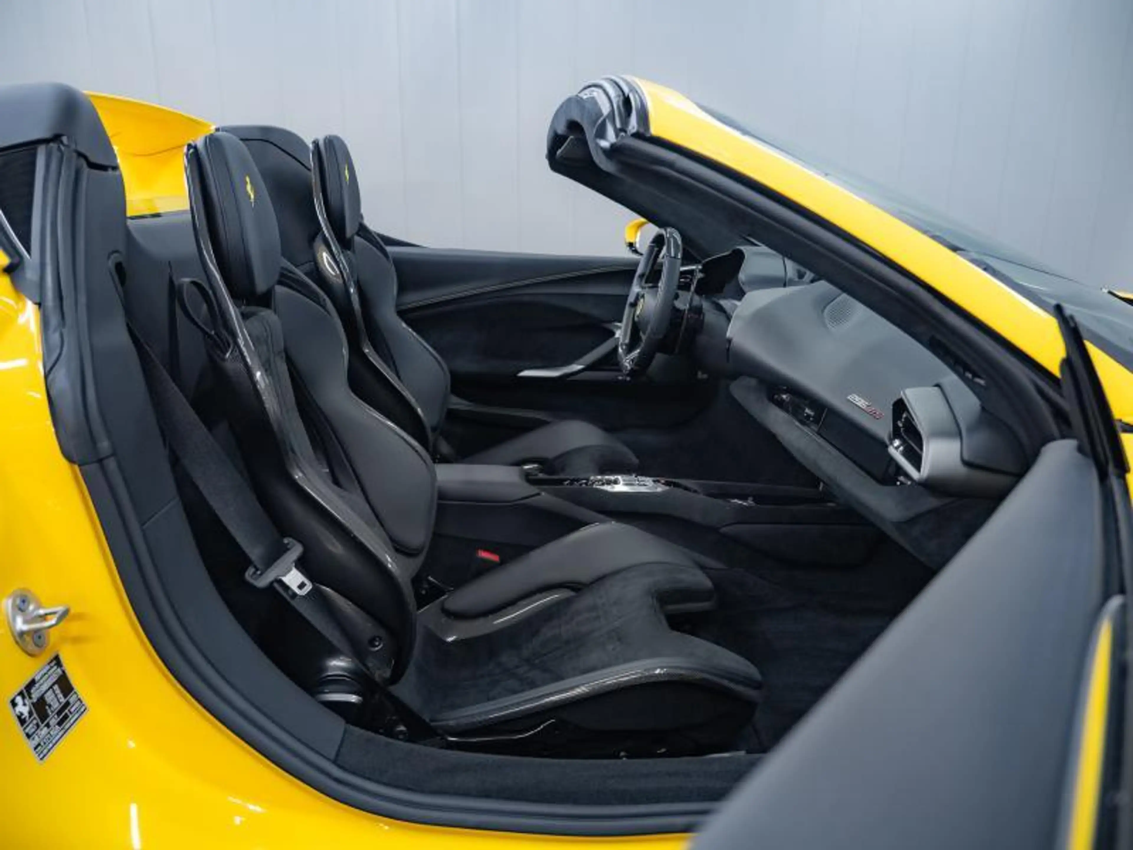Ferrari 296 GTS Lift - Carbon seats - Alcantara — photo 12