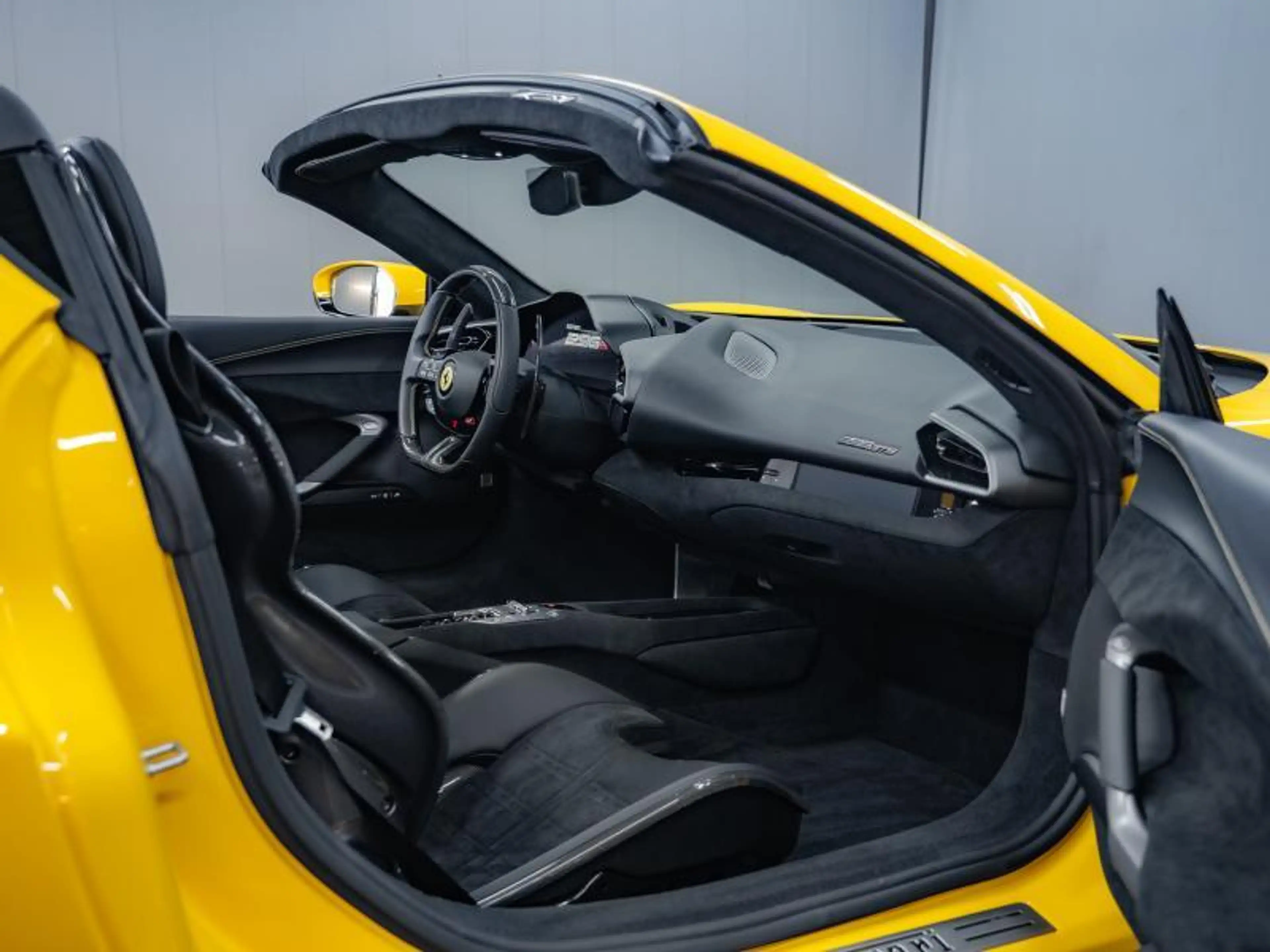 Ferrari 296 GTS Lift - Carbon seats - Alcantara — photo 11
