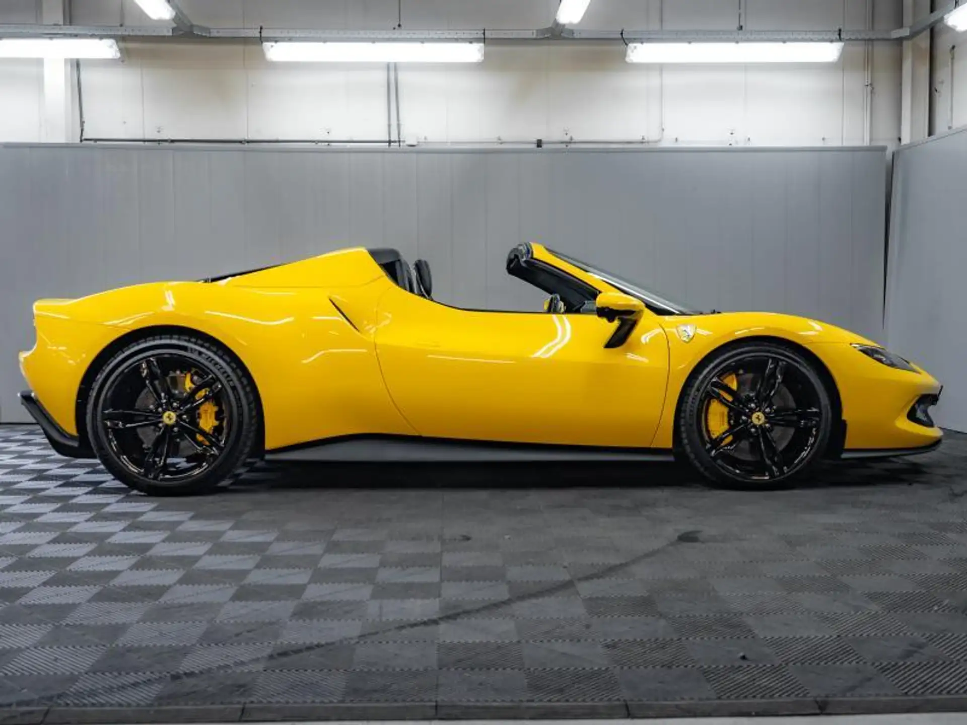 페라리 296 GTS 2025 노랑 사진 2