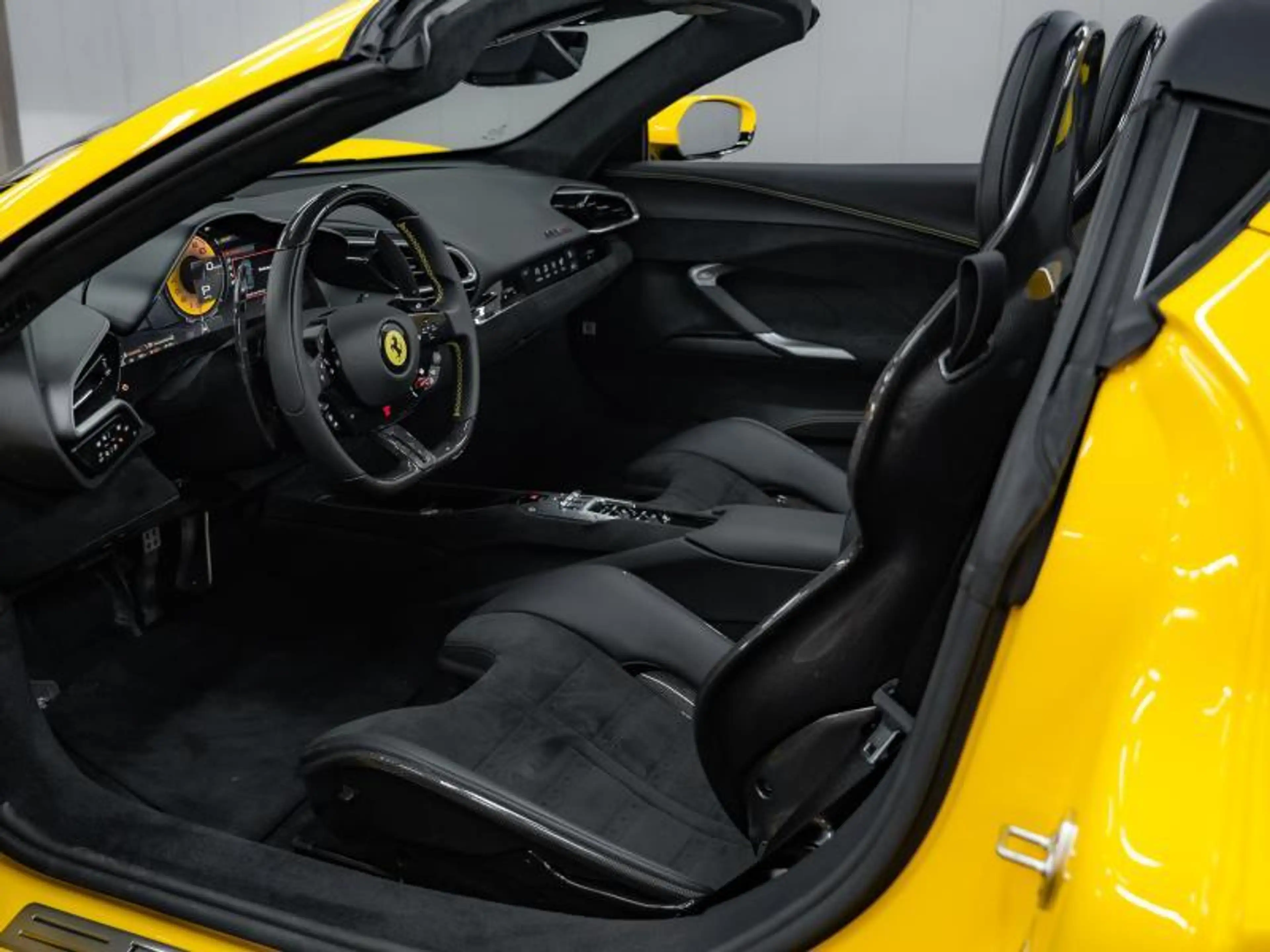 Ferrari 296 GTS Lift - Carbon seats - Alcantara — photo 9