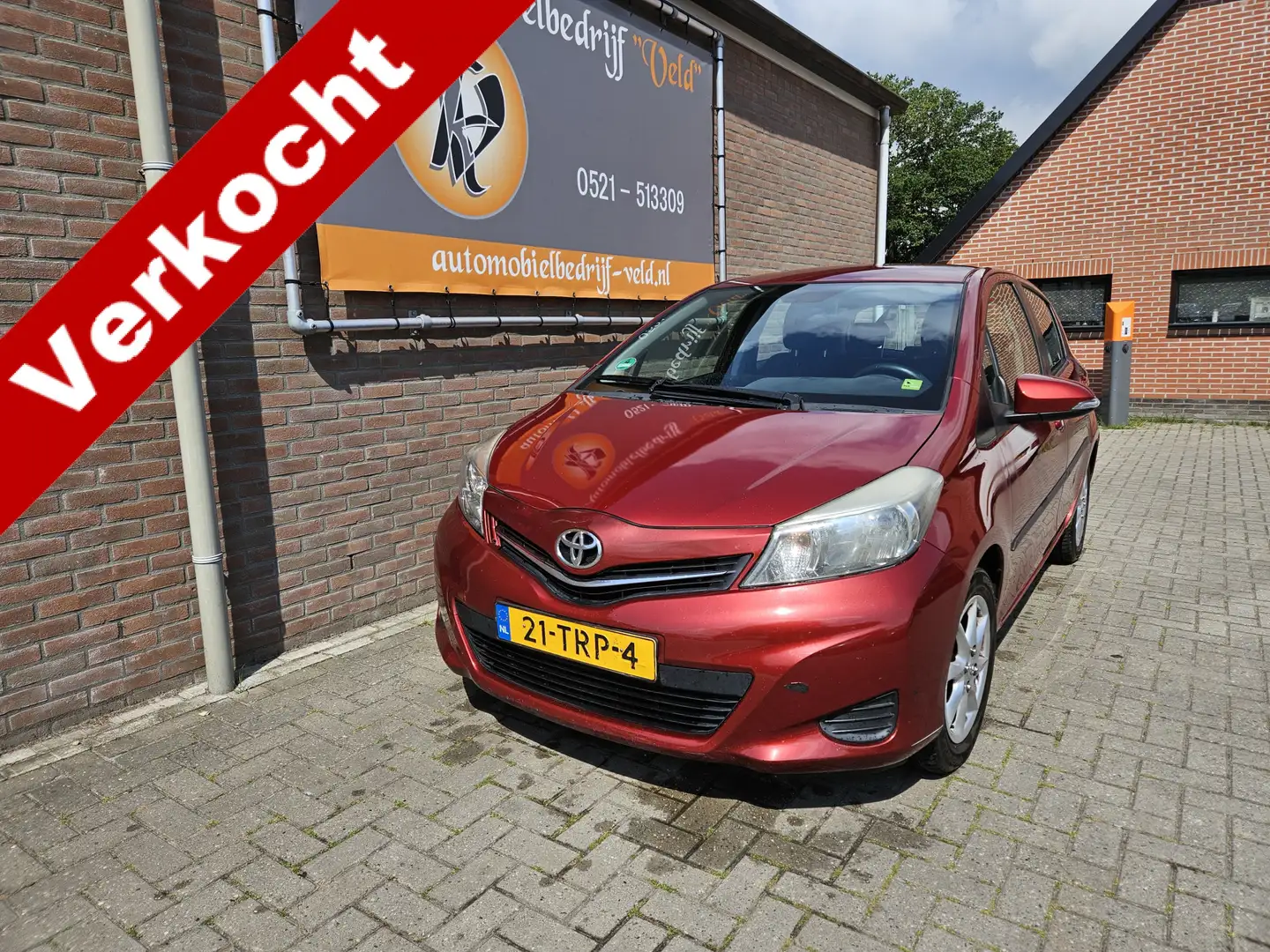 Toyota Yaris 1.3 VVT-i Aspiration Rood - 1