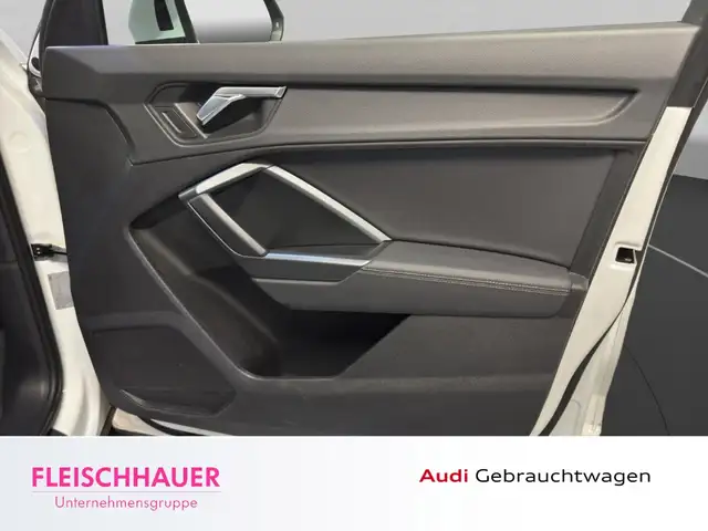 Audi Q3 view 18