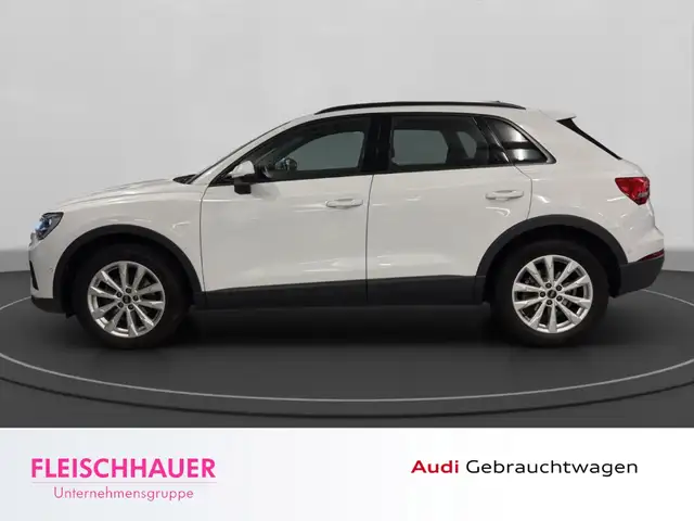 Audi Q3 view 3