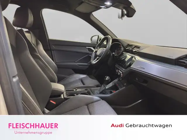Audi Q3 view 19