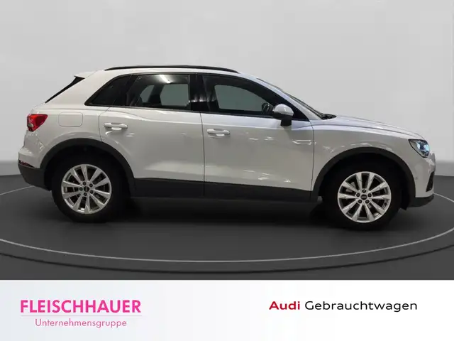 Audi Q3 view 8