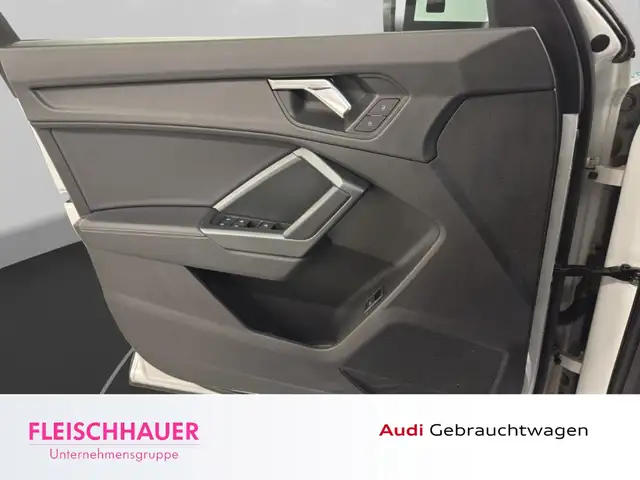 Audi Q3 view 13