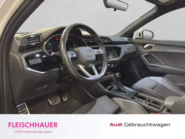 Audi Q3 view 10