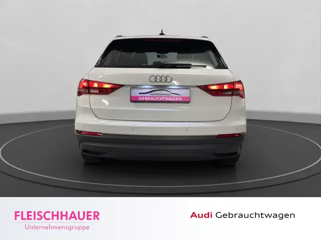Audi Q3 view 6