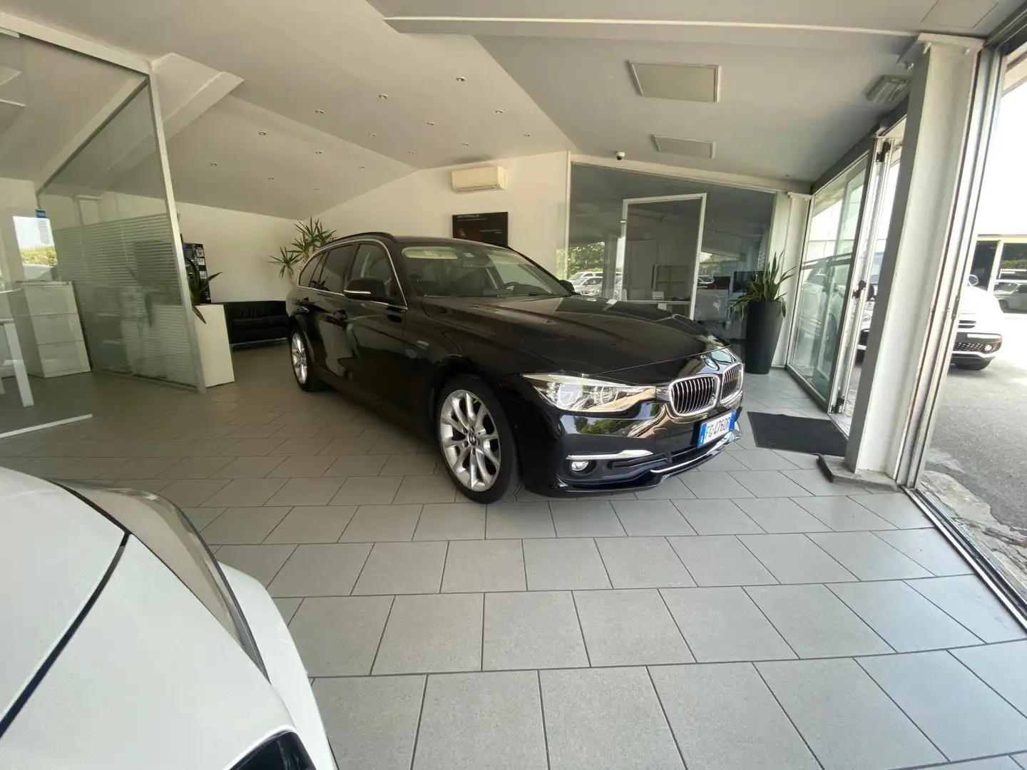 BMW 320 320d Touring Luxury auto Nero - 1