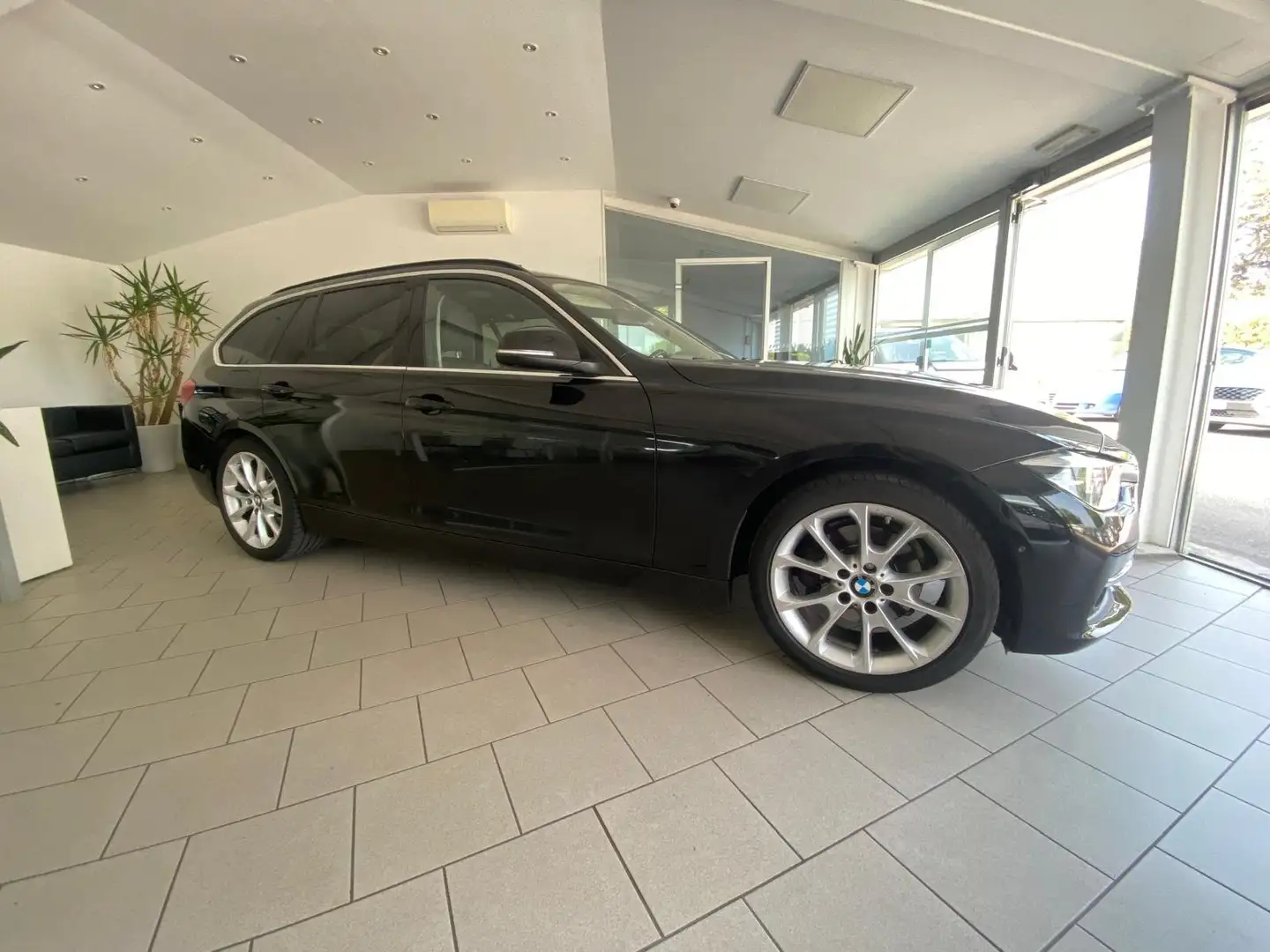 BMW 320 320d Touring Luxury auto Nero - 2