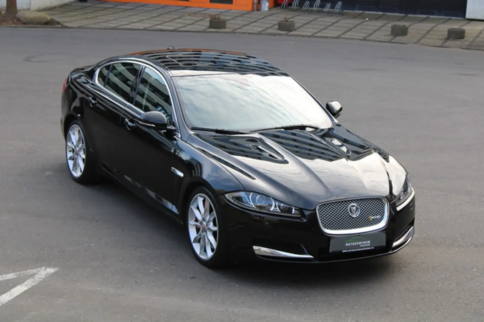 Jaguar XF 5.0 V8 S Sitzlüftung/Kamera/eGSD crna - 1