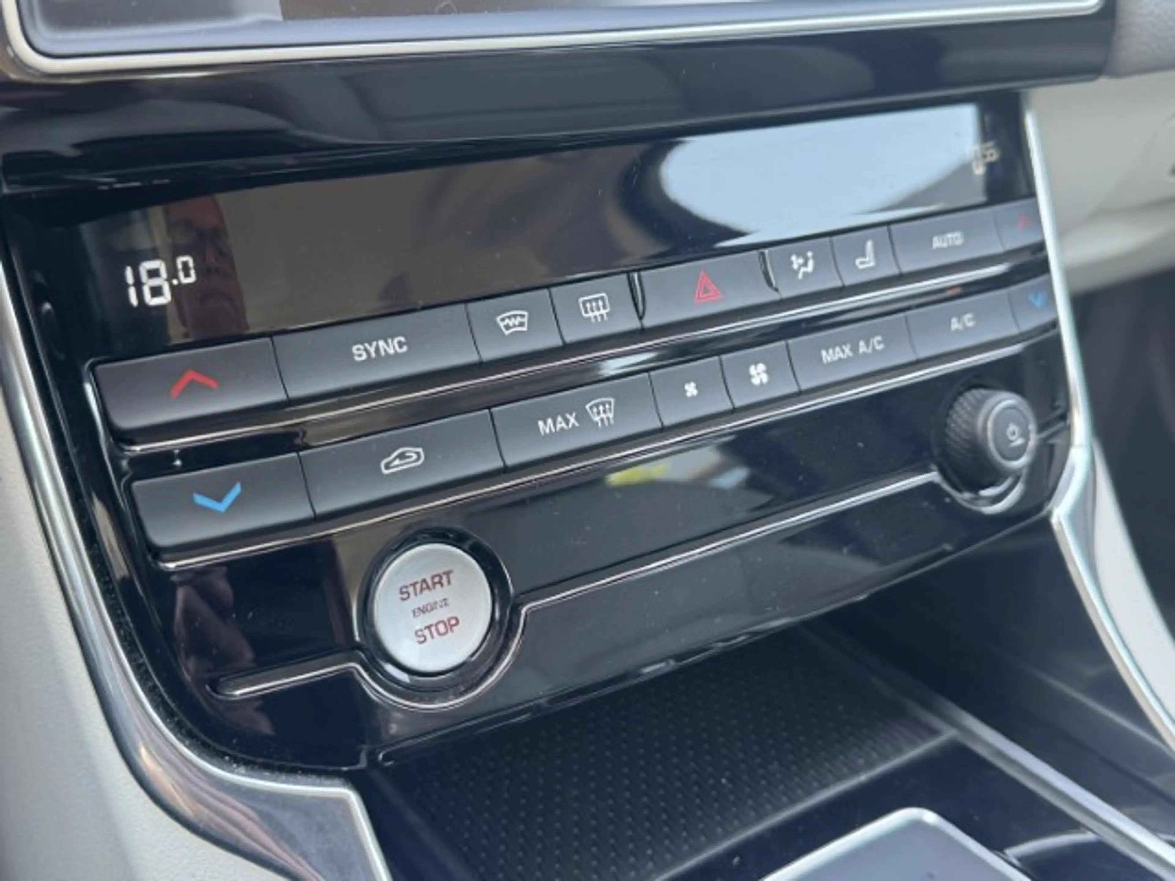 Jaguar XE 2.0 Portfolio — photo 14