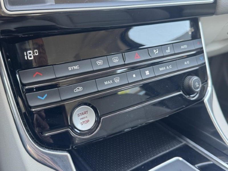 Jaguar XE 2.0 Portfolio — photo 14