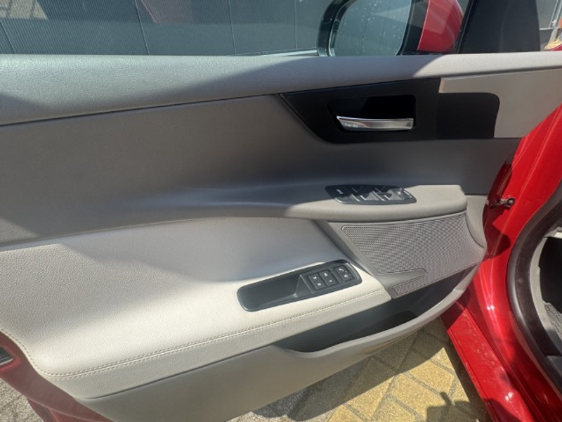 Jaguar XE 2.0 Portfolio — photo 7