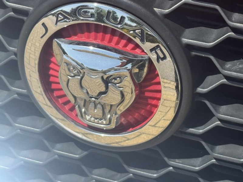 Jaguar XE 2.0 Portfolio — photo 19