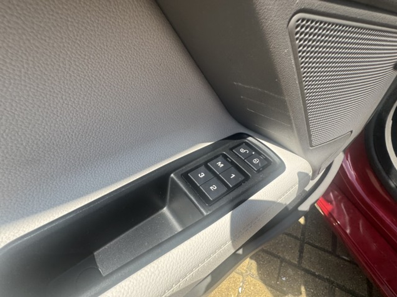 Jaguar XE 2.0 Portfolio — photo 8