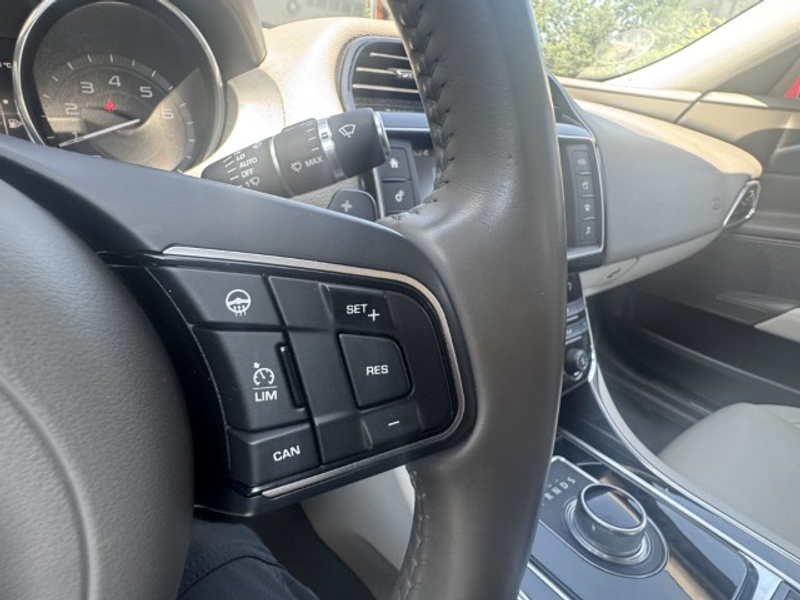 Jaguar XE 2.0 Portfolio — photo 9