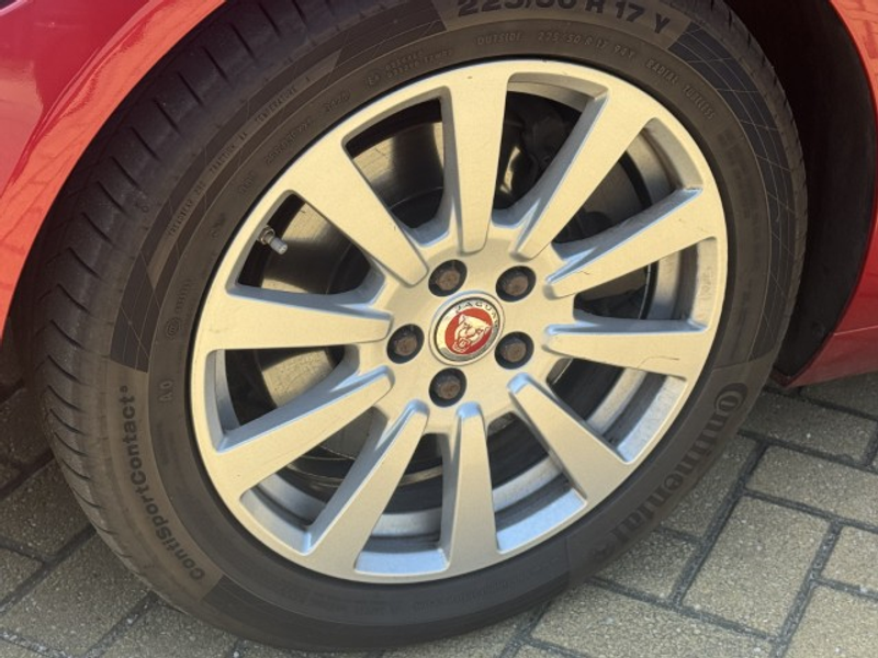 Jaguar XE 2.0 Portfolio — photo 20