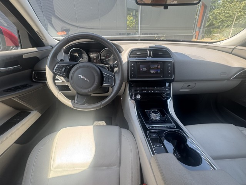 Jaguar XE 2.0 Portfolio — photo 5