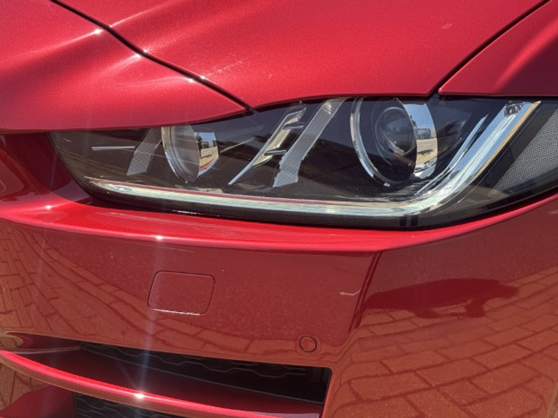 Jaguar XE 2.0 Portfolio — photo 21
