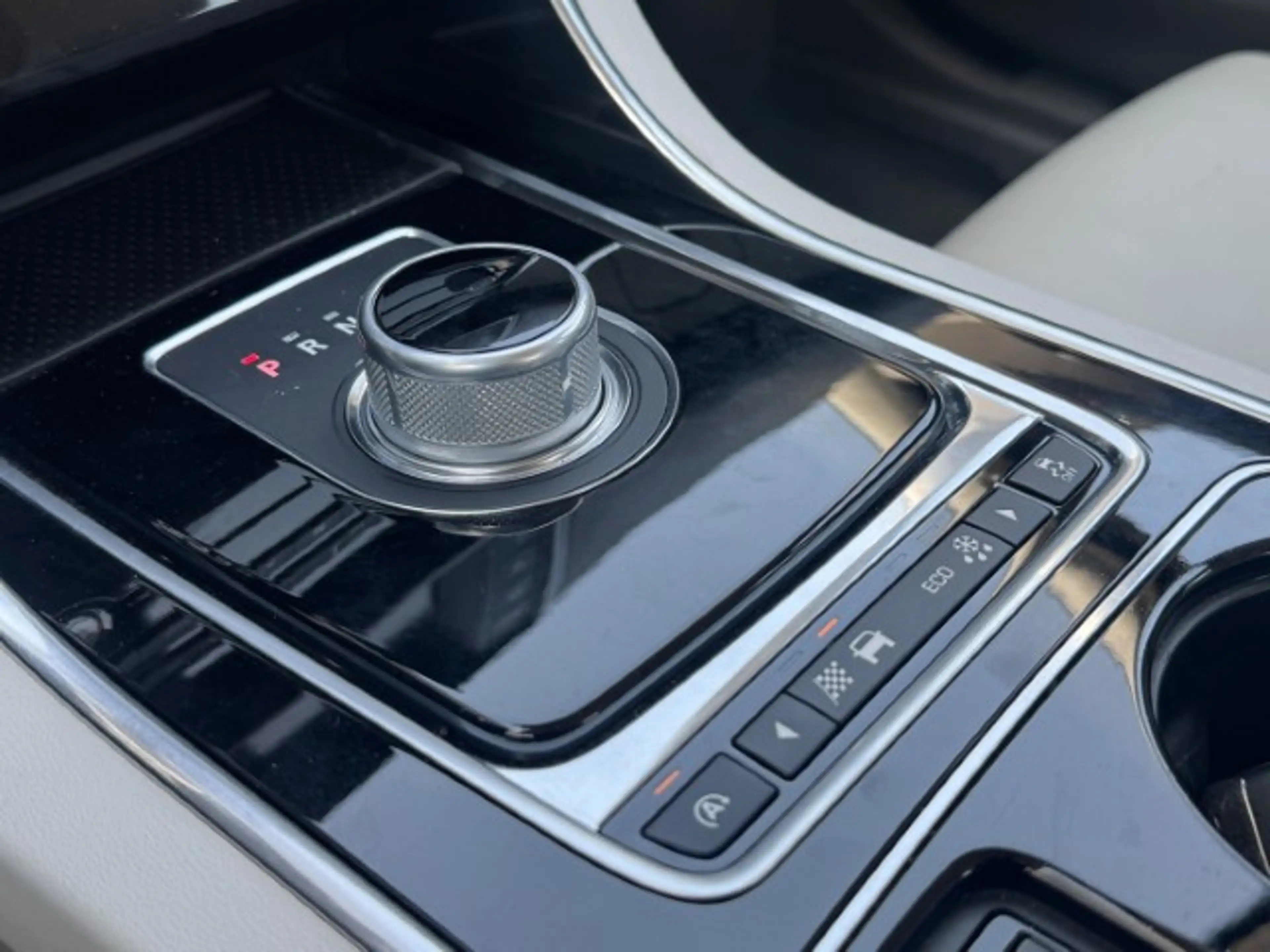 Jaguar XE 2.0 Portfolio — photo 17
