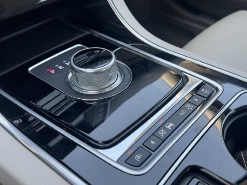 Jaguar XE 2.0 Portfolio — photo 17