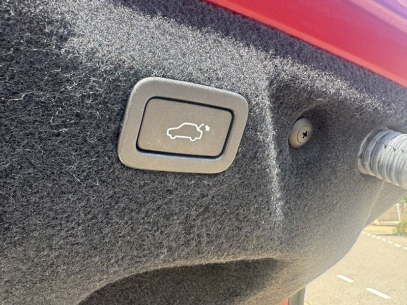 Jaguar XE 2.0 Portfolio — photo 25