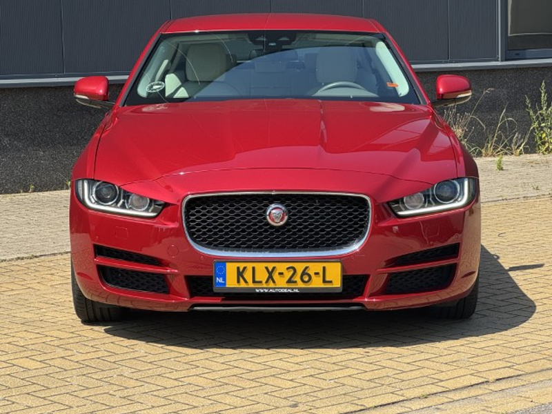 Jaguar XE 2.0 Portfolio — photo 2