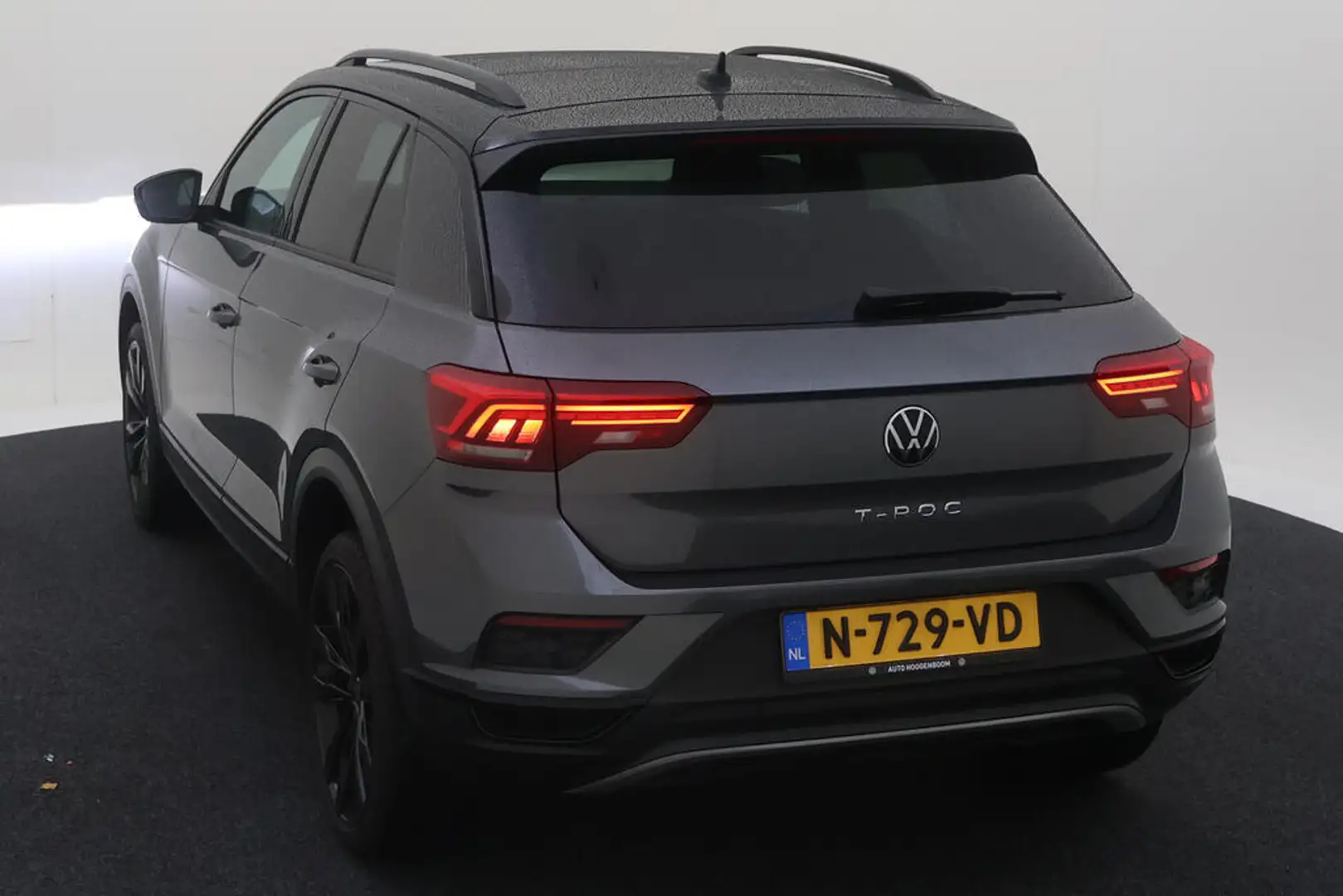 Volkswagen T-Roc 1.5 TSI Sport / AUTOMAAT/ PANO/ BLACK STYLE/ BEATS Grijs - 2