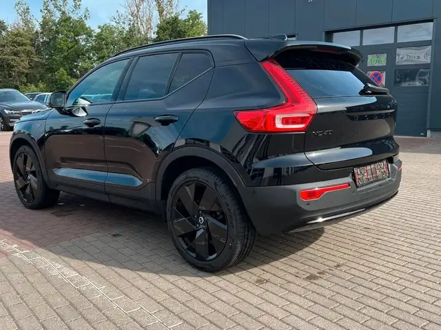Volvo XC40 view 3