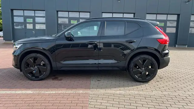 Volvo XC40 view 2