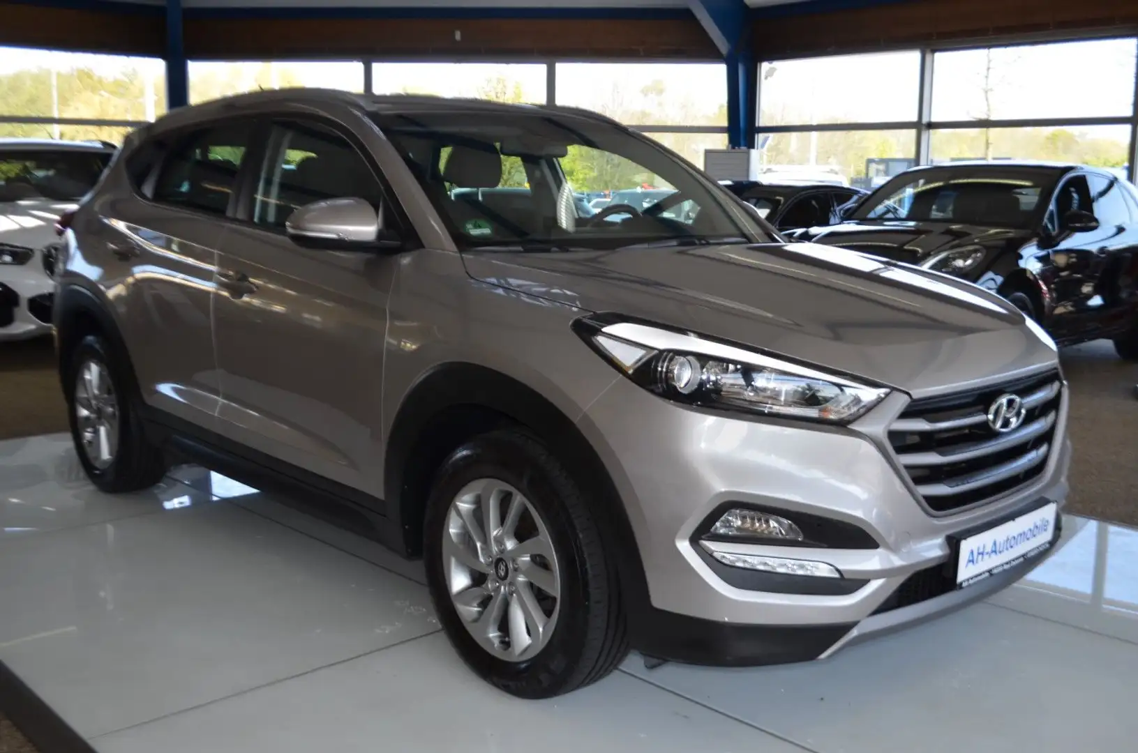 Hyundai TUCSON Trend 4WD AUTOMATIK / KLIMAAUTO./ PDC Weiß - 2