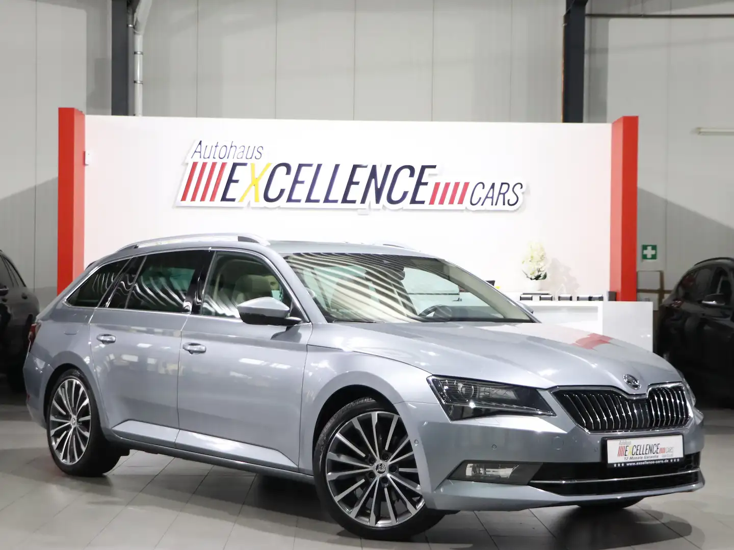 Skoda Superb Combi 2.0 TDI DSG L&K // SEHR SCHÖN // Gris - 1