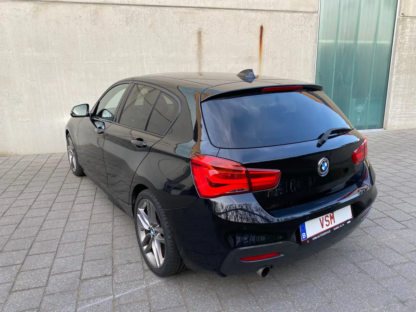 BMW 118 118iA crna - 2