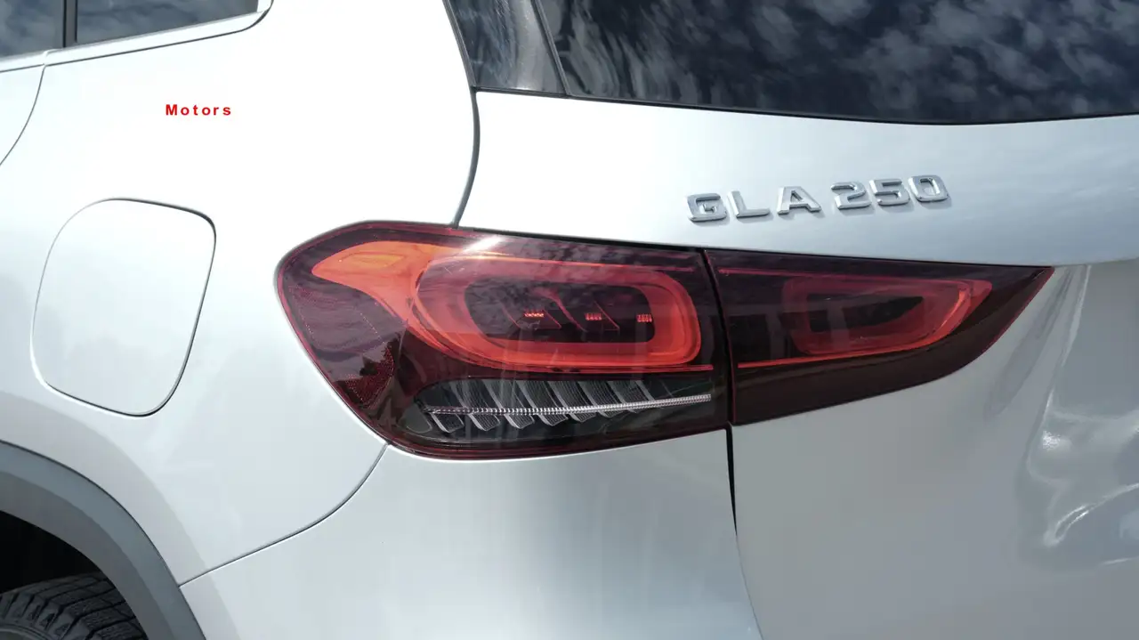Mercedes-Benz GLA снимка Mercedes-Benz GLA