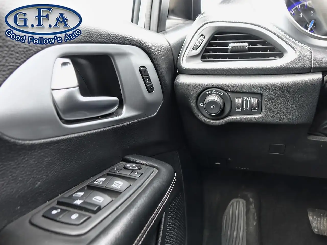 Chrysler Pacifica снимка Chrysler Pacifica