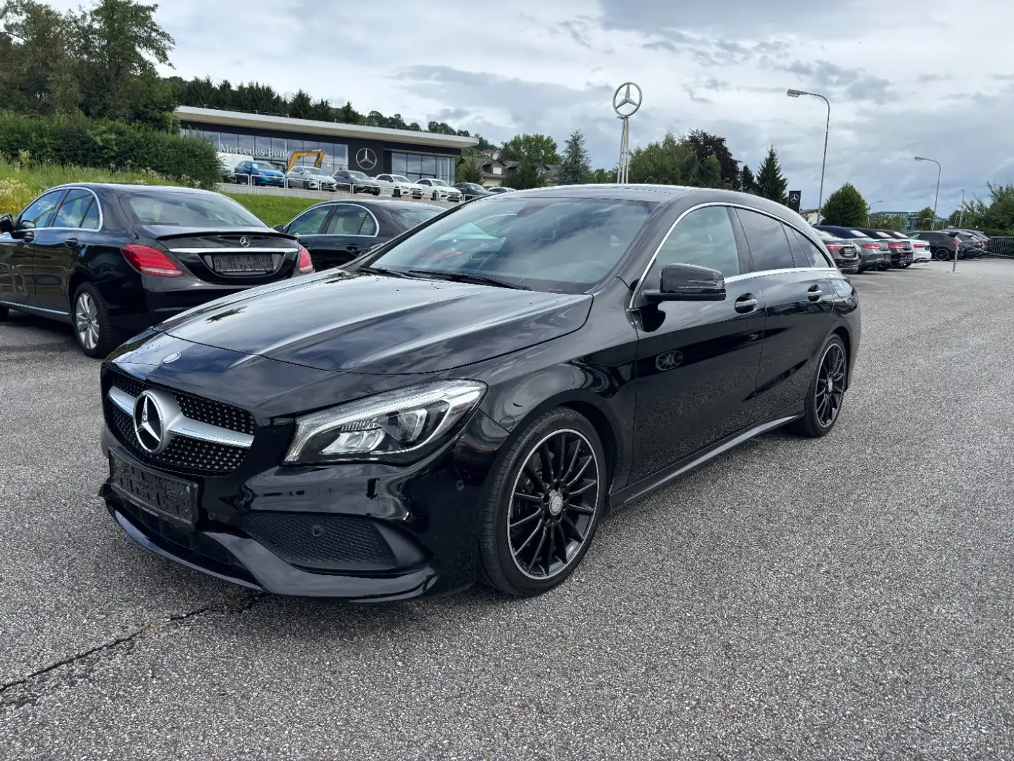 Mercedes-Benz CLA 220 d 4MATIC Shooting Brake AMG Line Shz AMG Černá - 2