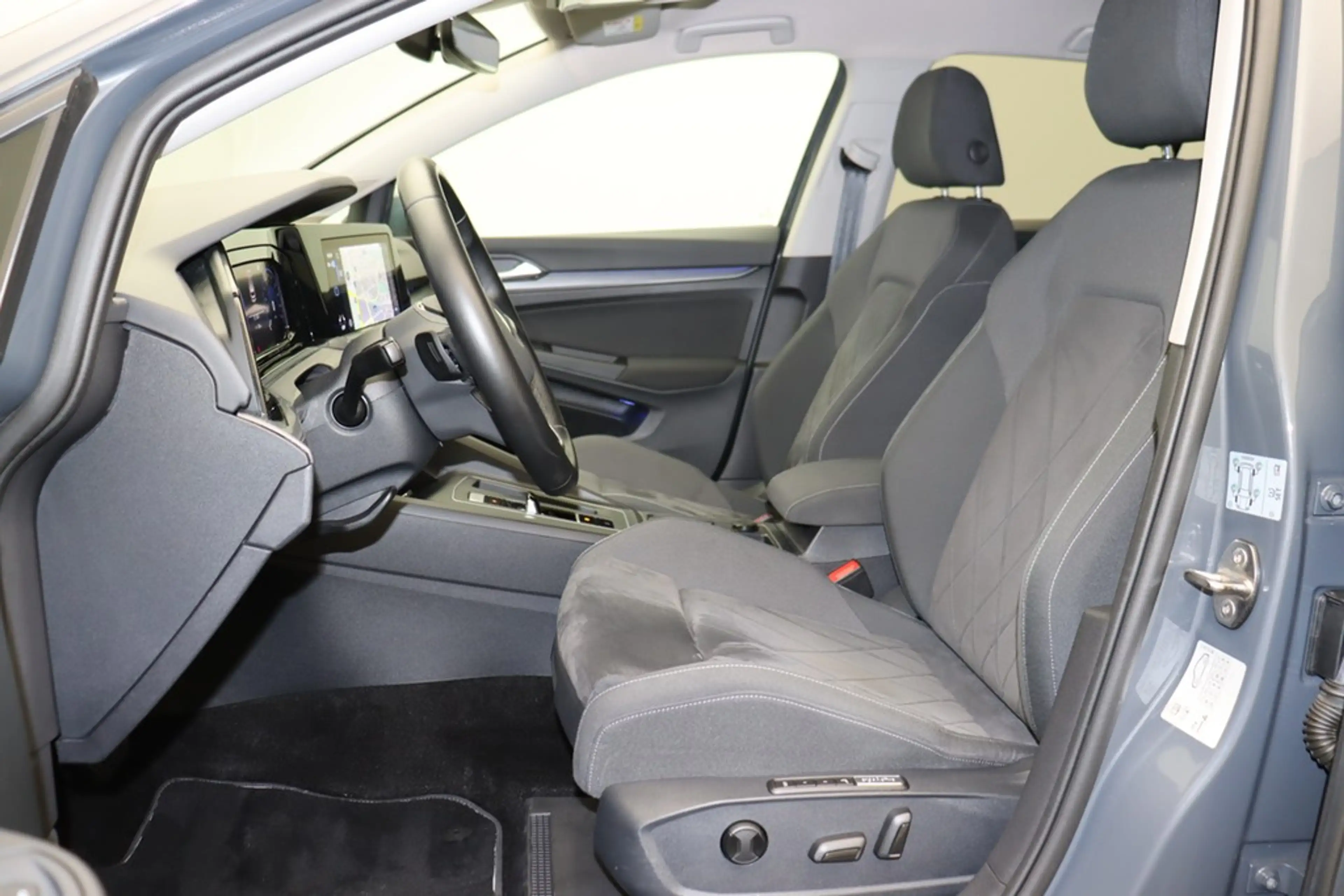 Volkswagen Golf VIII Lim. 1.5 eTSI DSG Style Matrix Navi ACC — photo 9