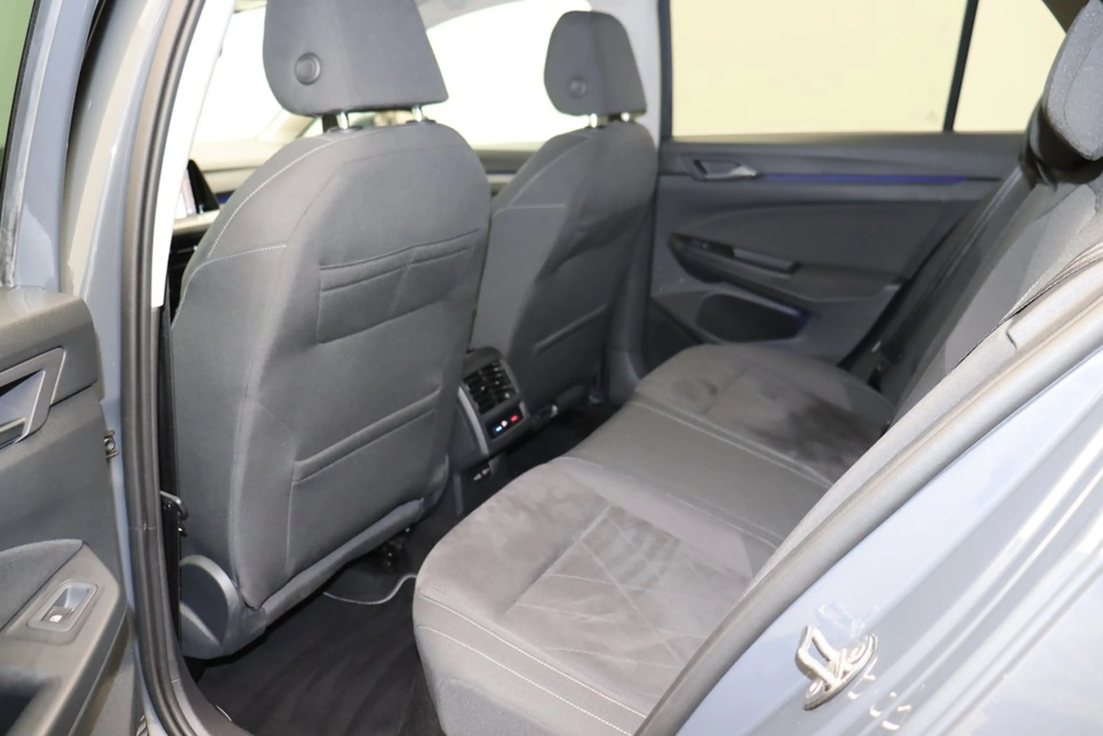 Volkswagen Golf VIII Lim. 1.5 eTSI DSG Style Matrix Navi ACC — photo 11