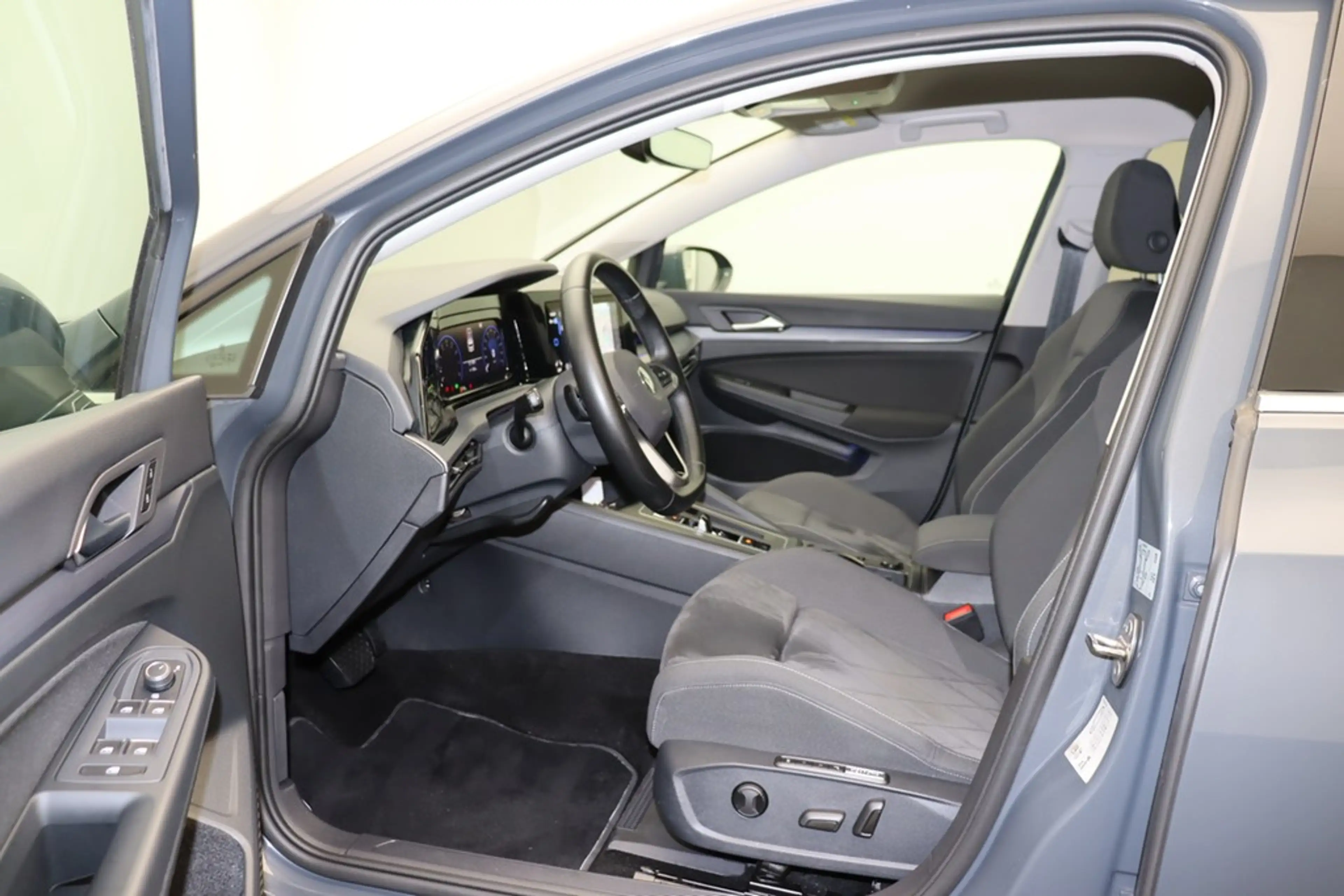 Volkswagen Golf VIII Lim. 1.5 eTSI DSG Style Matrix Navi ACC — photo 8