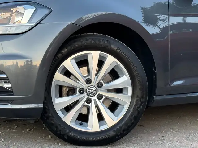 Volkswagen Golf view 4