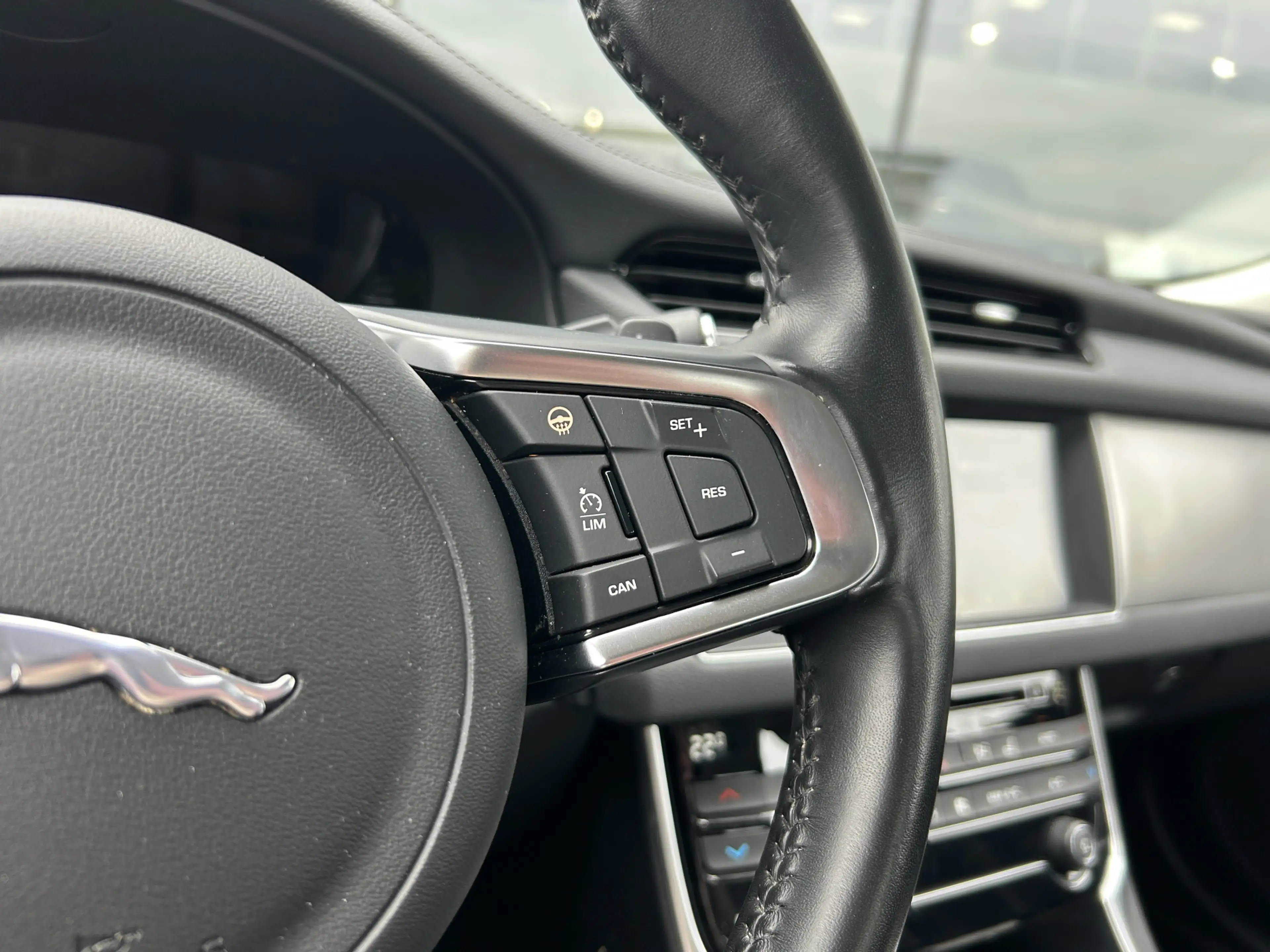Jaguar XF 2.0 200pk Aut. Portfolio | Leder | Camera | 20'' D — photo 4